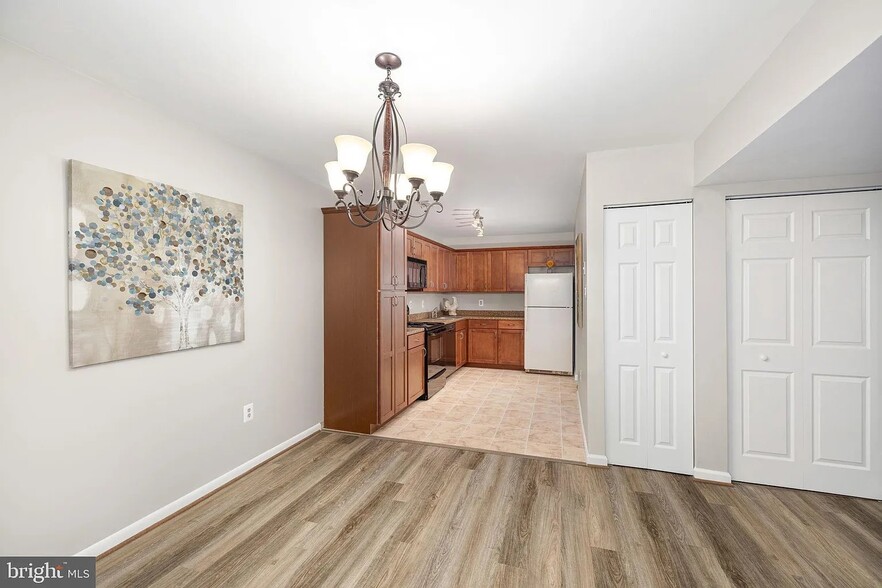 Building Photo - 10673 Spring Oak Ct