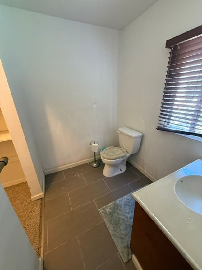 Building Photo - **STUDIO APARTMENT IN WRIGLEY AREA**  $1300MO