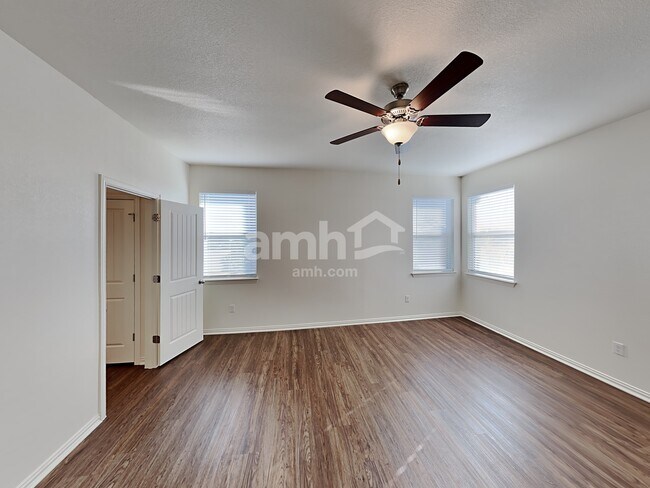 Building Photo - 425 Pebble Bend