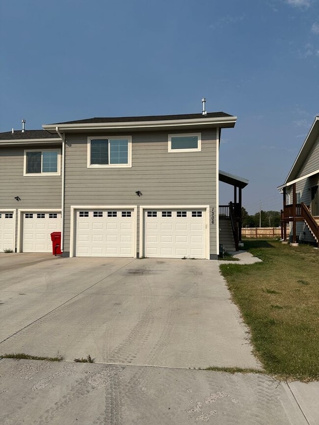 Building Photo - BEAUTIFUL NEWER CONSTRUCTION! 3 BEDROOMS, ...