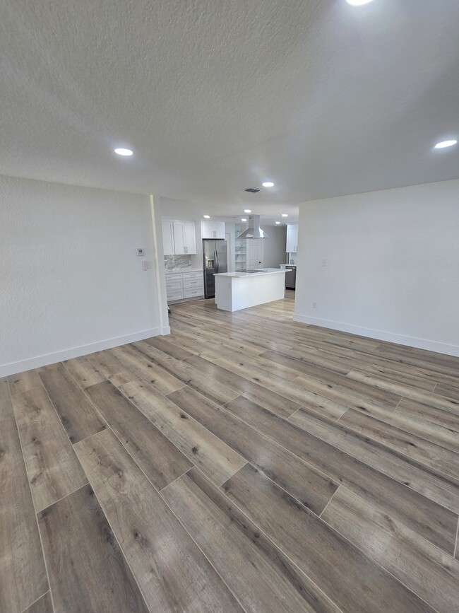 Building Photo - 383 Floral Dr