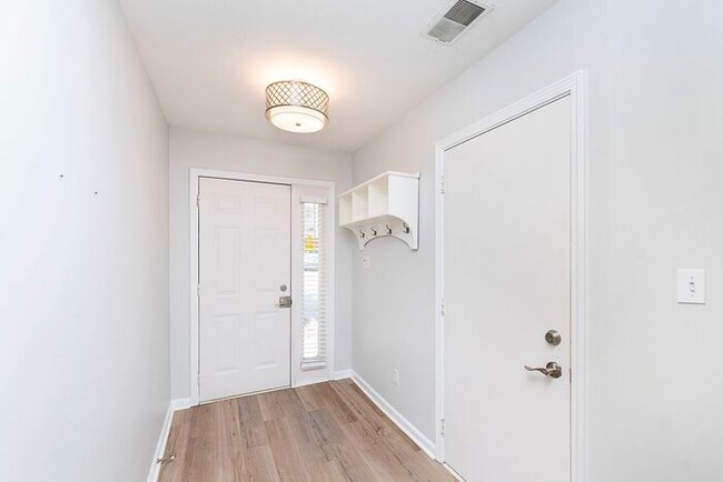 Building Photo - Spacious Updated 2 Bedroom Townhome in Bea...