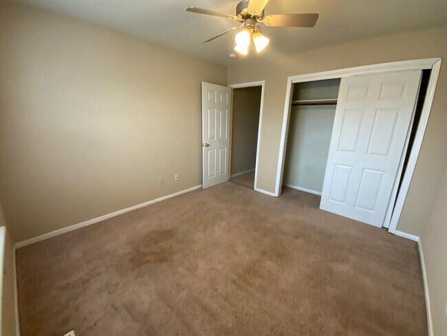Building Photo - 3 Bedroom 2 Bathroom Duplex