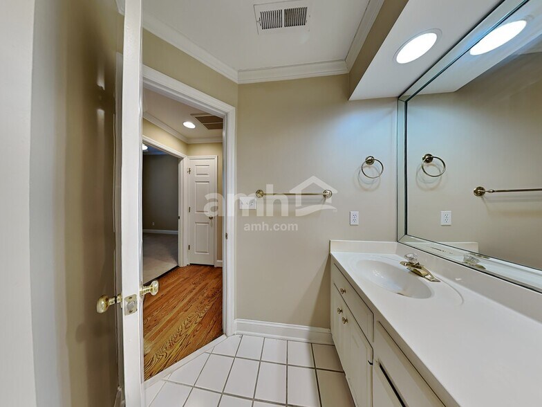 Building Photo - 104 Foxfield Way