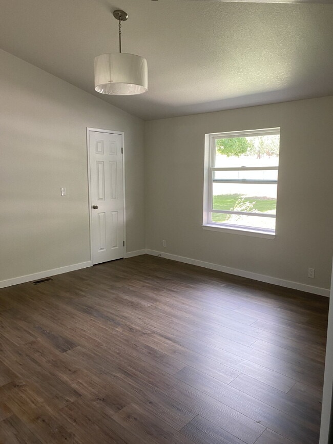Building Photo - Country Living, 3 Bedroom, 2 Bath Home in New Castle
