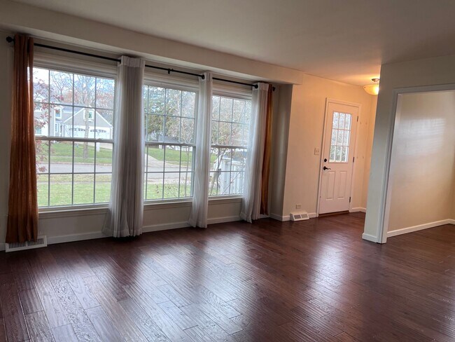 Building Photo - East Grand Rapids schools! 4 Bedroom Home