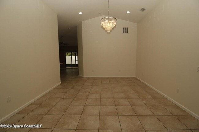 Building Photo - 535 Trymore Dr SE