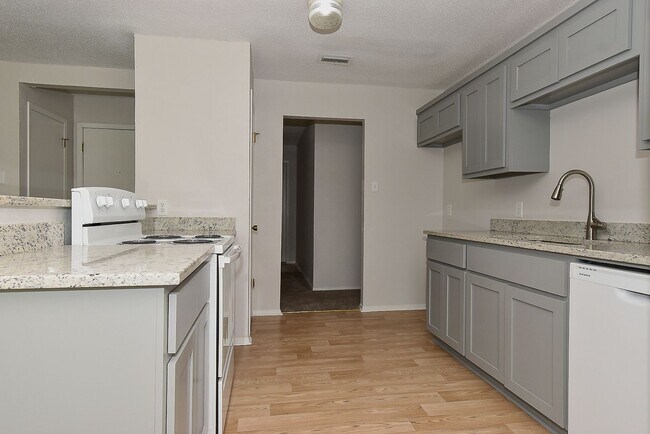 Building Photo - 1703 La Fontaine Ln