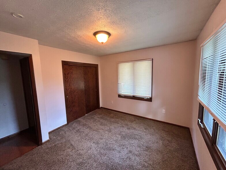 Bdrm - 818 N Timberline Cir W