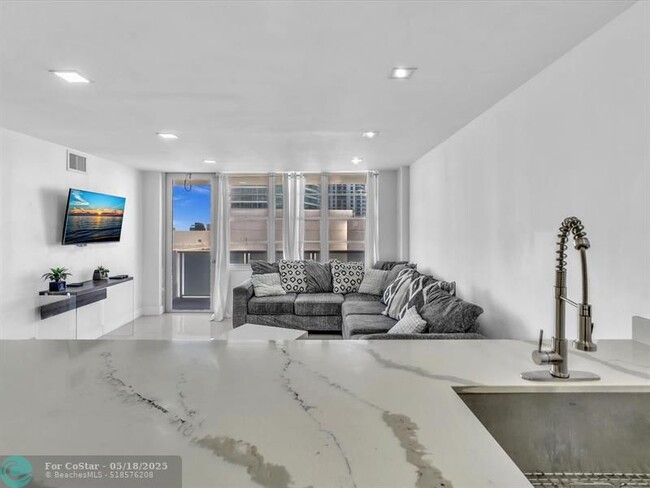 Building Photo - 3725 S Ocean Dr