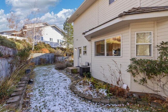 Building Photo - 5663 Basin View Dr