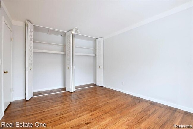Building Photo - 509 N Fox Hills Dr