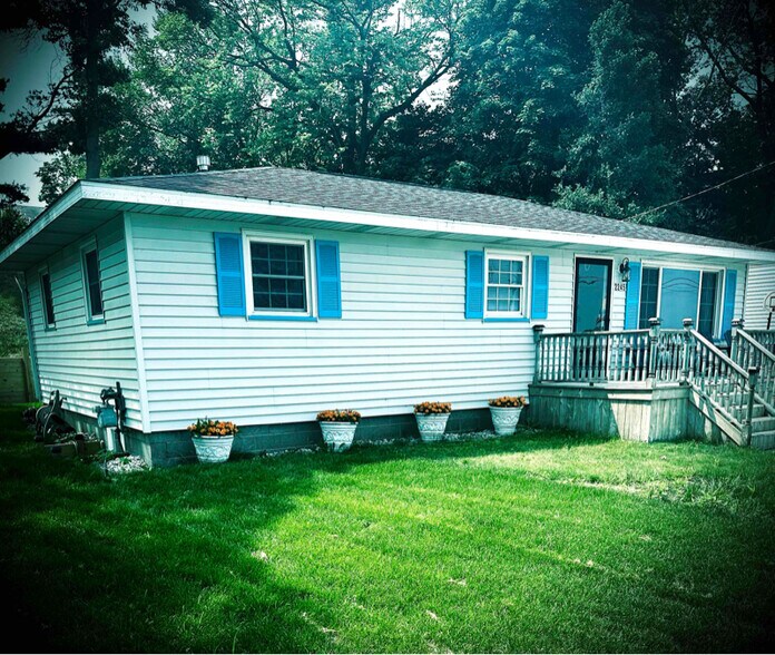 Building Photo - 2245 Lakeshore Dr