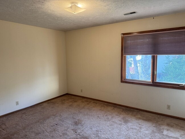 Building Photo - Spacious Harvey Oaks 4-bedroom home with classic charm and modern updates