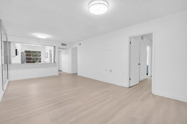 Building Photo - 1102 Bahama Bend