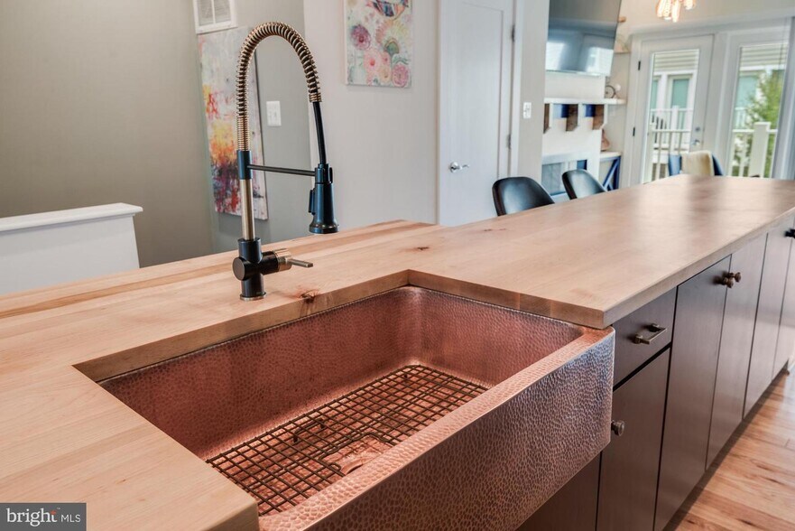 Oversized copper farmhouse sink - 924 King Farm Blvd