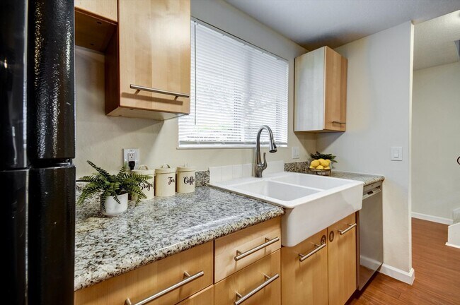 Building Photo - Sunnyvale Meadows Condo