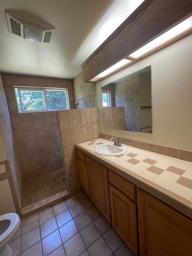 Building Photo - 3 bed, 1 bath Blue Lake home, with picture...