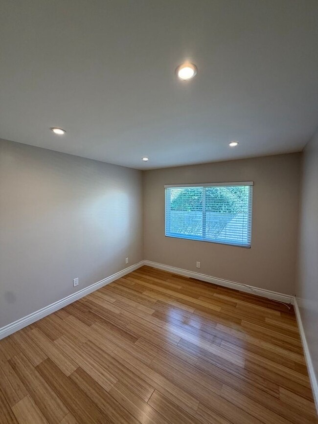 Building Photo - Beautiful 3 Bedroom Home in Avocado Heights