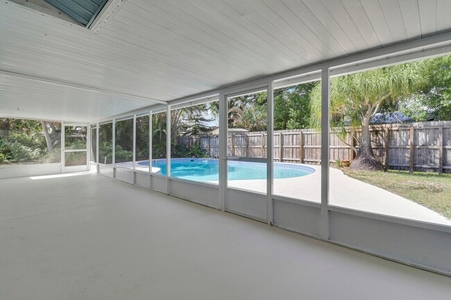 Building Photo - 2145 5th St