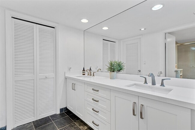 Building Photo - 3850 Galt Ocean Dr