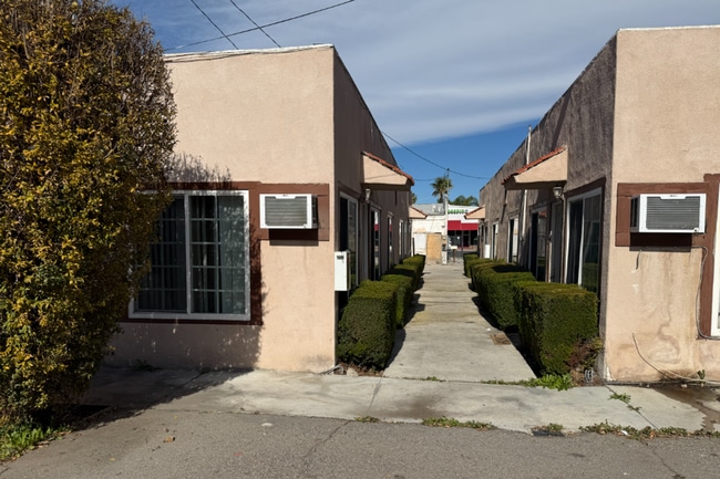 Building Photo - 2 Bedroom 1 Bath in East Hemet!