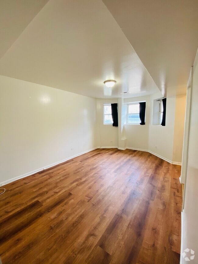 Building Photo - 3604 W Diversey Ave