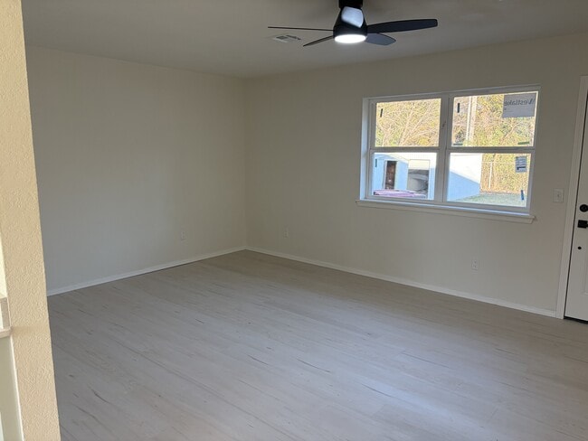 Building Photo - 272 Echo Ln