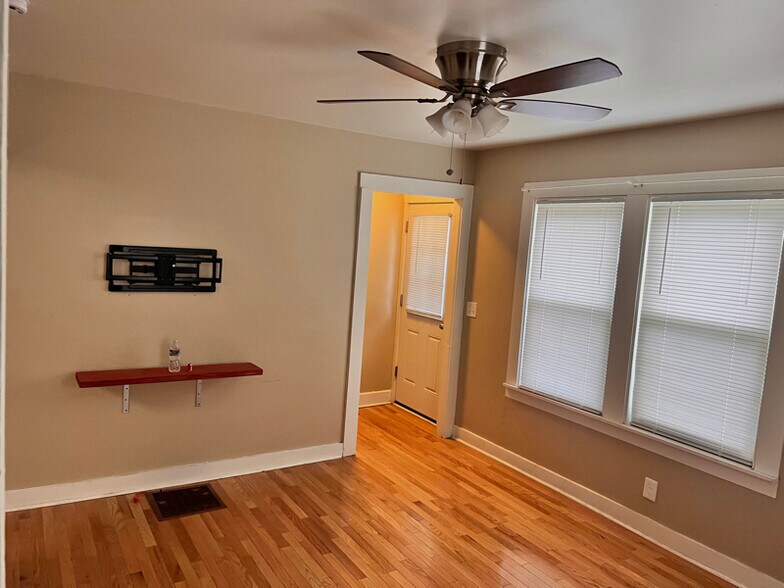 Building Photo - 103 Bowling Ln