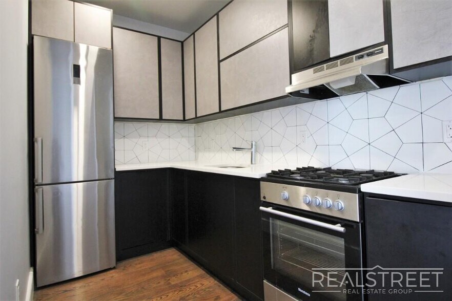 Primary Photo - Luxury 2 BR in Bushwick with Balcony & Roo...