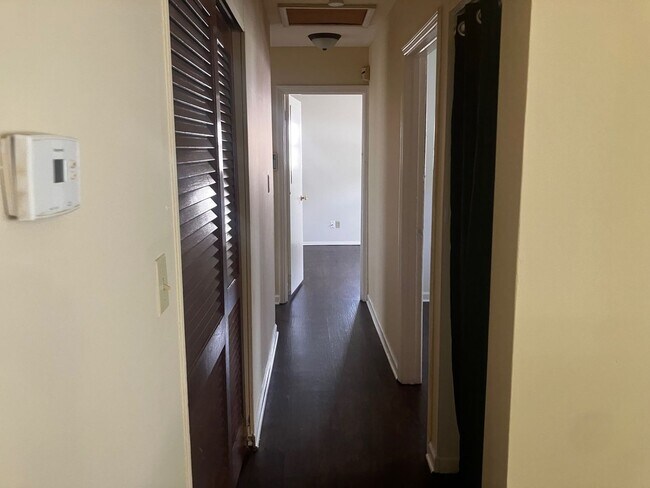 Building Photo - ** 3 Bedroom Ranch in Meadowdale **