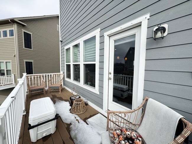 Building Photo - Fantastic 4 Bed 3.5 Bath End Unit Townhome In Potomac Shores Town Center