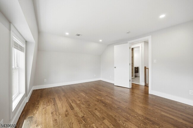 Building Photo - 40 Jardine Rd