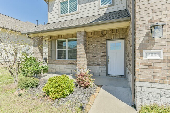 Building Photo - 13083 Clear View Dr