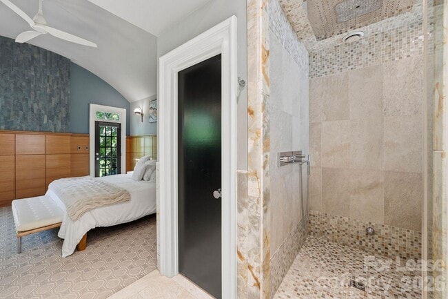 Building Photo - 1124 Dilworth Crescent Row