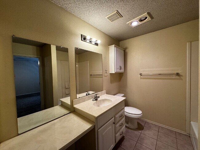 Building Photo - Beautiful Duplex with a Basement!