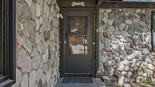 Building Photo - Spacious Home for Rent in Glenwood Springs – Great Location, No HOA!