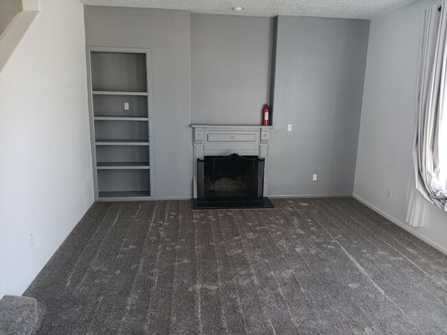 Building Photo - 3 Bedroom, 2.5 Bathroom Home! Schedule a Showing Soon!