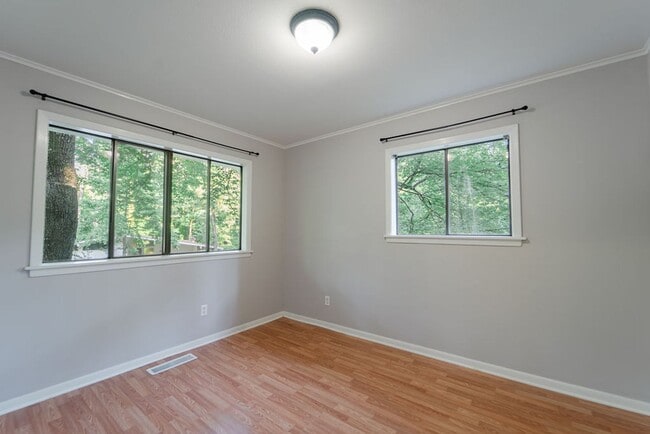 Building Photo - Cute 3,2 Right in the heart of HSV!!