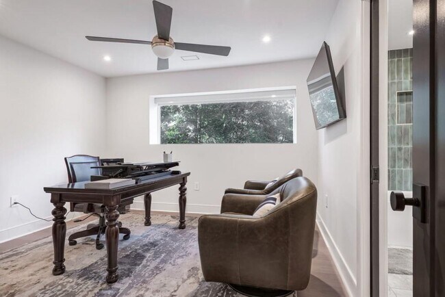 Building Photo - 1007 Somerset Dr NW