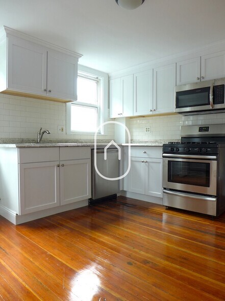 Building Photo - 52 Oak Square Ave