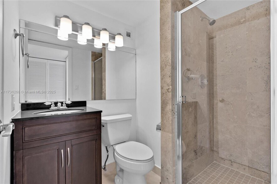 Building Photo - 1450 Brickell Bay Dr