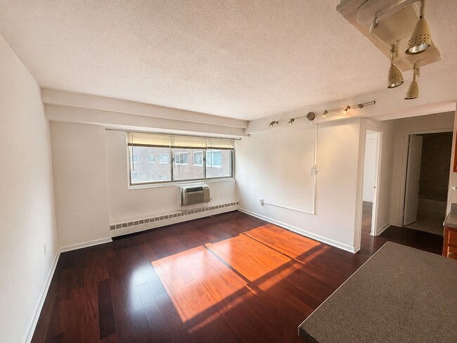 Building Photo - 2101-17 Chestnut St