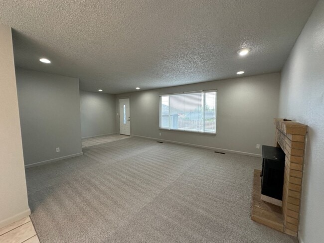 Building Photo - 336 Satus St