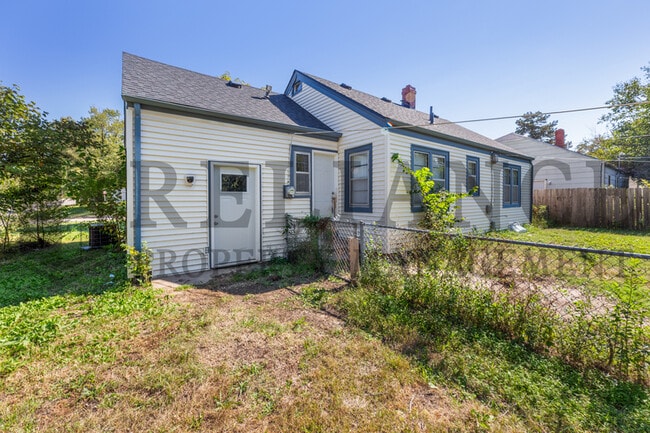 Building Photo - 653 Harding St