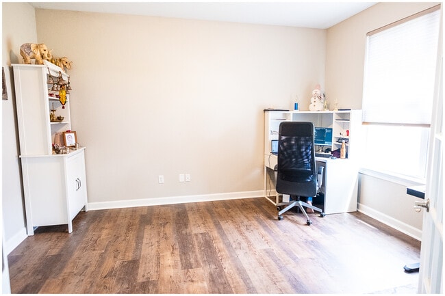 Building Photo - 1321 Parkdale St