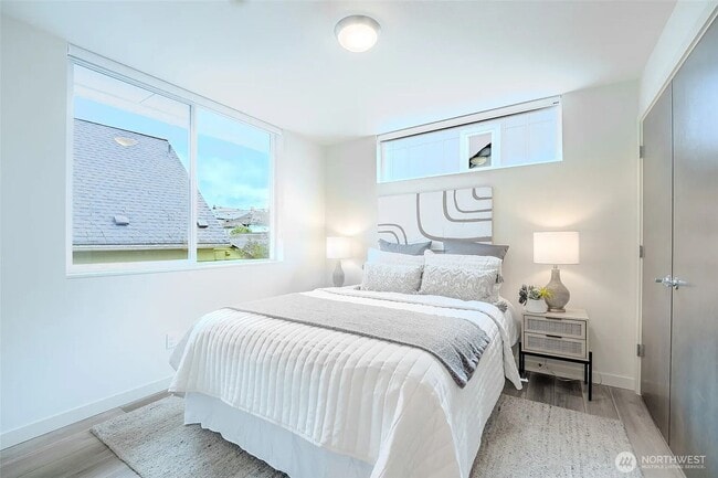 Building Photo - Seward Park Modern 2-Bedroom Home