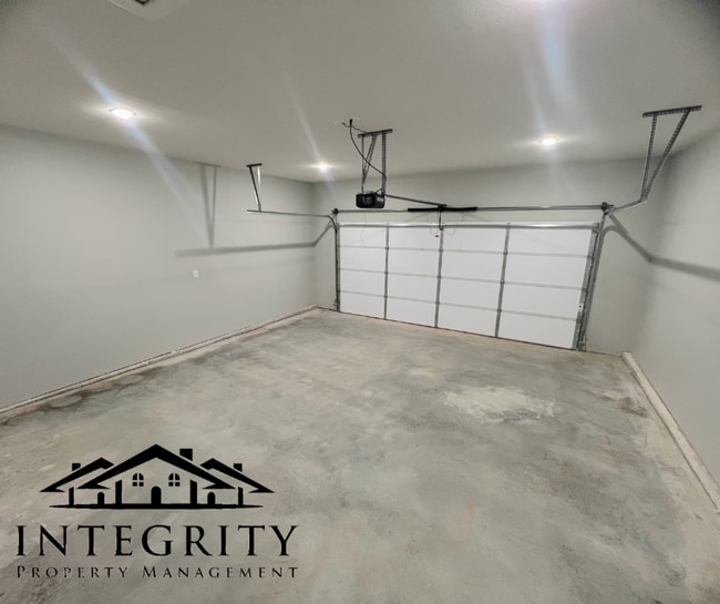 Building Photo - Newly Built Modern Style Single Family Home!