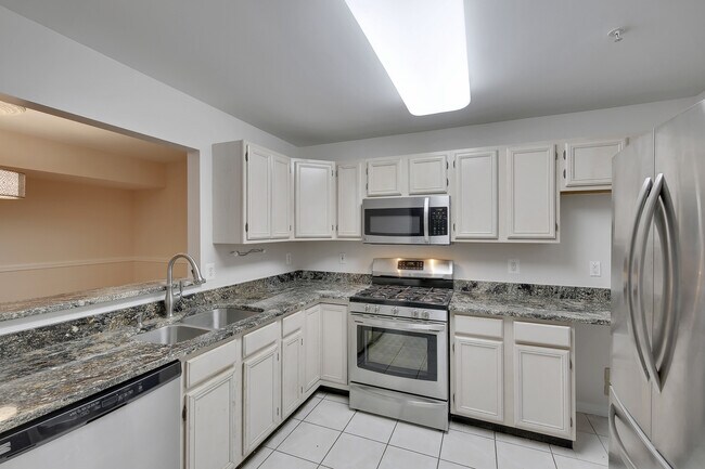 Building Photo - Top-Floor 3BD/3BA seconds to Downtown Crown!
