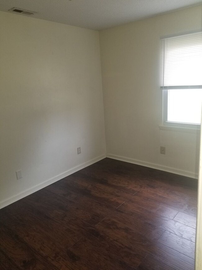 Building Photo - 3- Bedroom & 1- Bath